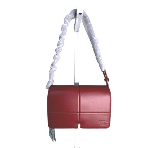 Burberry NWT Snip Leather Shoulder Bag in Ruby - Picture 2 of 16